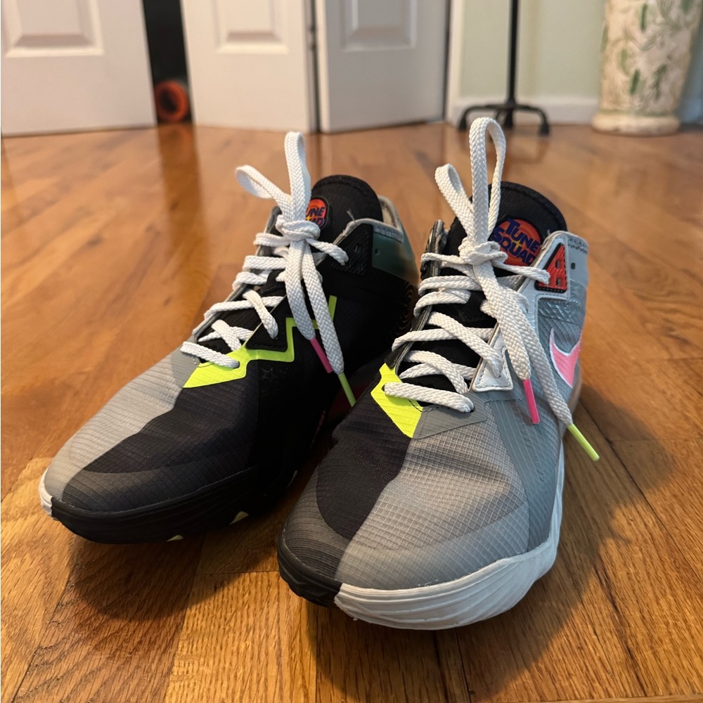 Nike looney tunes basketball shoes